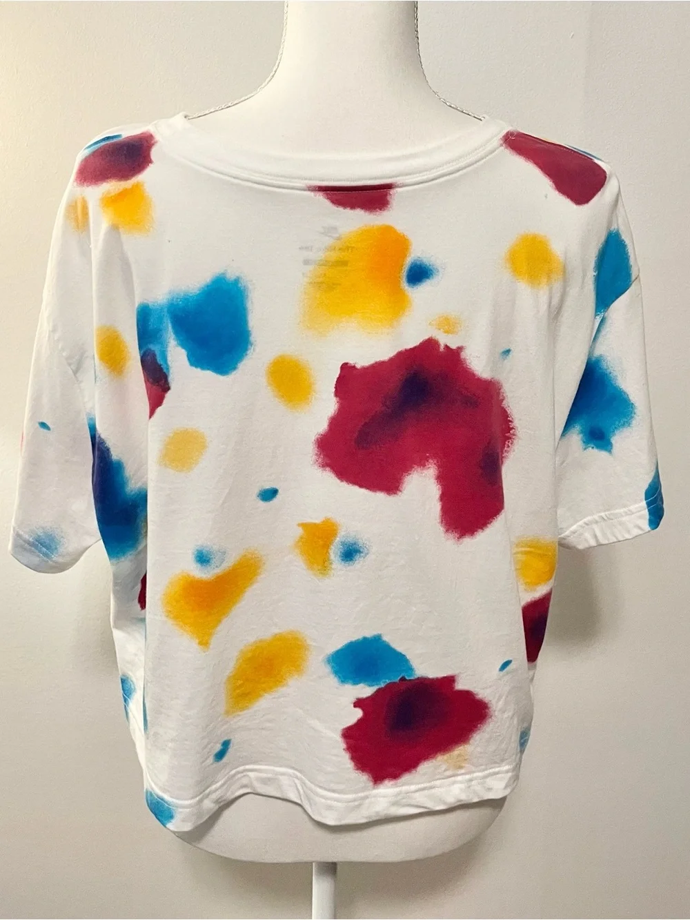 Nike Cropped Chest Graphic Tie-Dye Tee. White with Red/Blue/Yellow Spots. Sz L